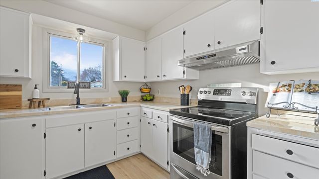 5026 W 4th Pl, Kennewick, WA 99336