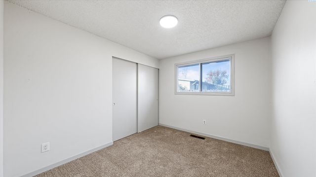 5026 W 4th Pl, Kennewick, WA 99336