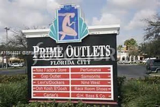 2884 SE 2 Dr, Homestead, FL 33033