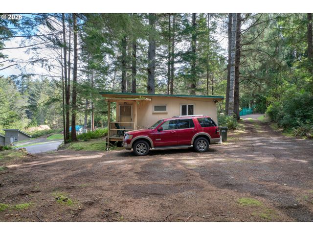 83581 WOODLAND Ln, Florence, OR 97439