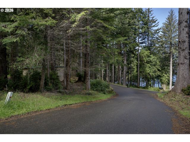 83581 WOODLAND Ln, Florence, OR 97439