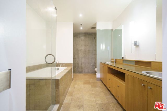 1111 S Grand Avenue PH3, Los Angeles, CA 90015