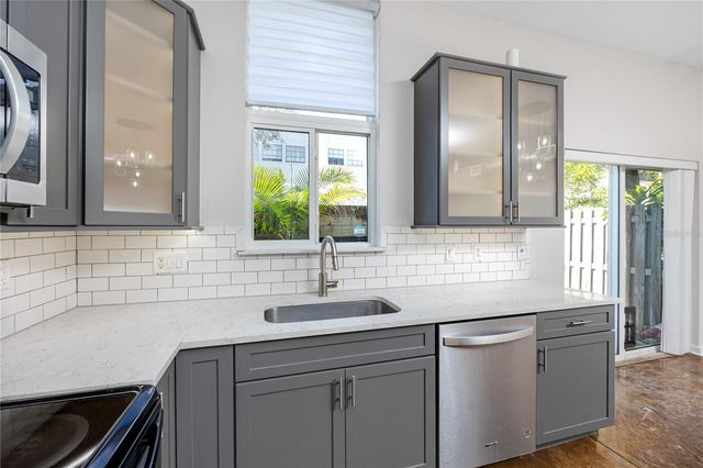 851 3RD AVE N, St Petersburg, FL 33701