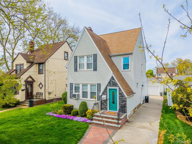 282 Houston Avenue, Mineola, NY 11501