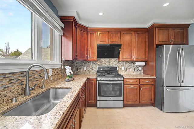 282 Houston Avenue, Mineola, NY 11501