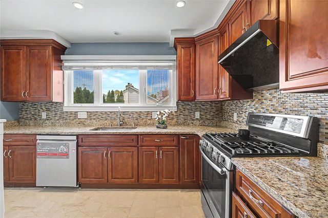 282 Houston Avenue, Mineola, NY 11501