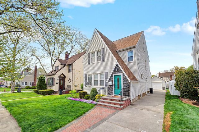 282 Houston Avenue, Mineola, NY 11501