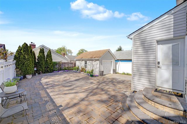 282 Houston Avenue, Mineola, NY 11501