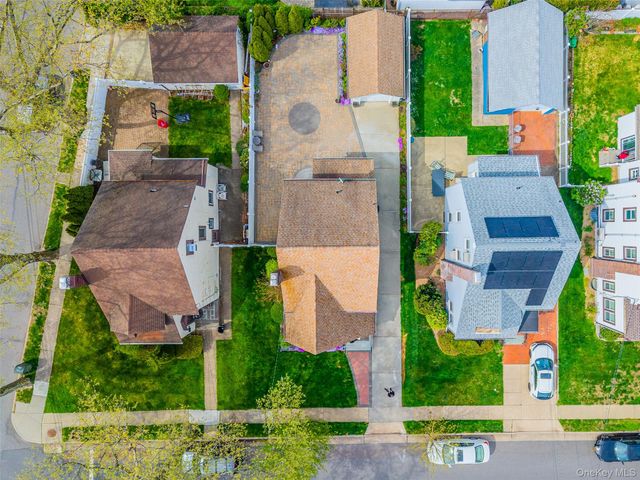 282 Houston Avenue, Mineola, NY 11501