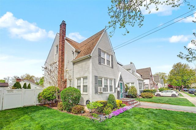 282 Houston Avenue, Mineola, NY 11501