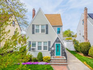 282 Houston Avenue, Mineola, NY 11501