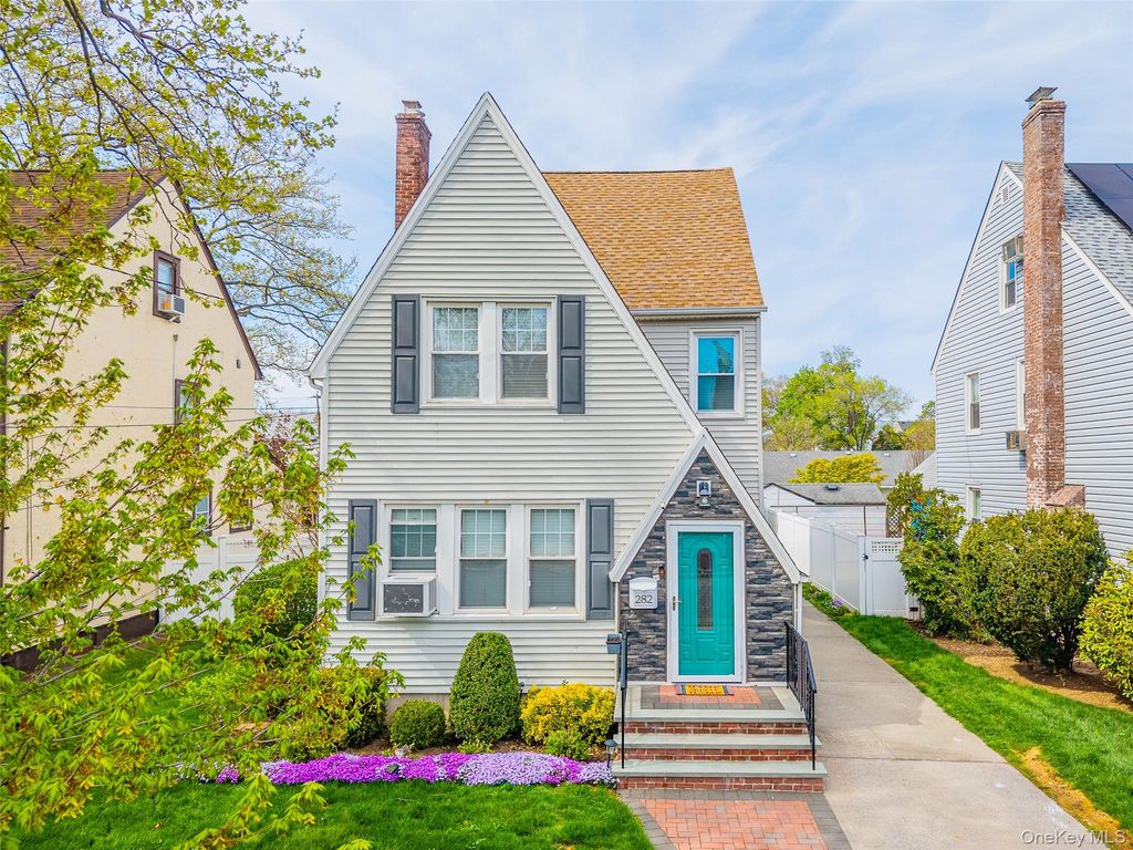 282 Houston Avenue, Mineola, NY 11501