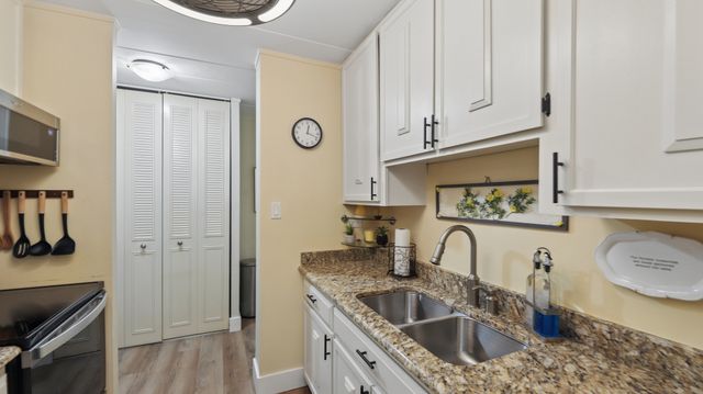 18 E Old Willow Road 504N, Prospect Heights, IL 60070