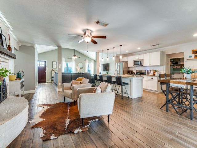 716 Thousand Oaks Drive, Hurst, TX 76054