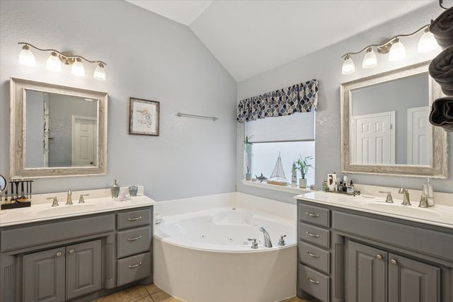 568 Willowview Drive, Saginaw, TX 76179