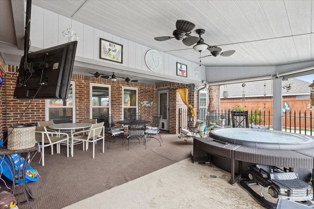 568 Willowview Drive, Saginaw, TX 76179