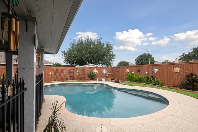 568 Willowview Drive, Saginaw, TX 76179