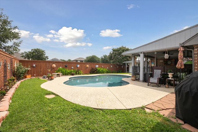 568 Willowview Drive, Saginaw, TX 76179