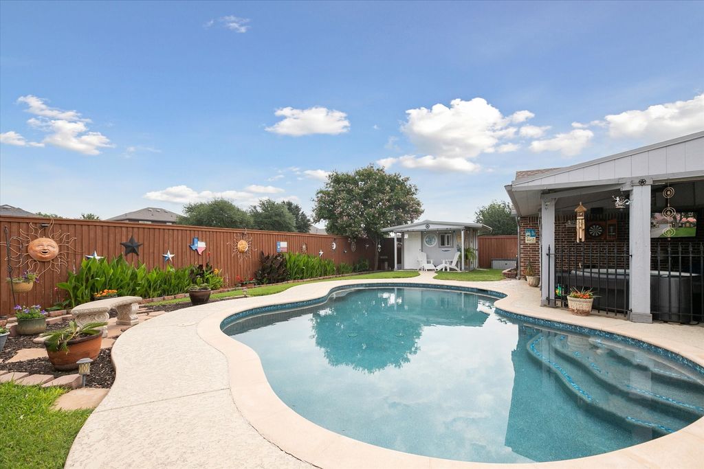 568 Willowview Drive, Saginaw, TX 76179