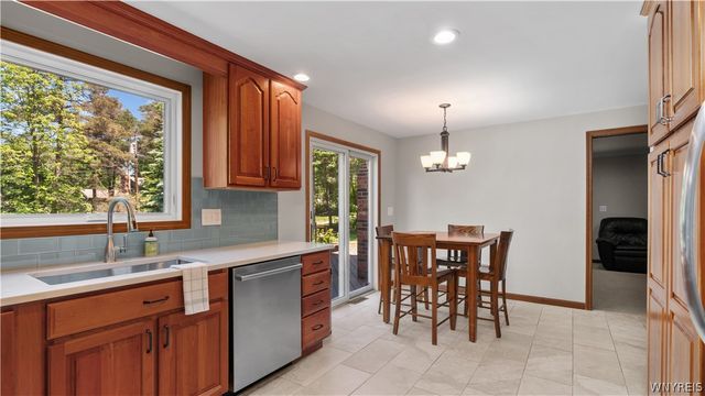 55 Tanglewood Drive West, Orchard Park, NY 14127
