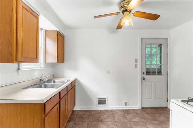 1099 George St, Sharon, PA 16146