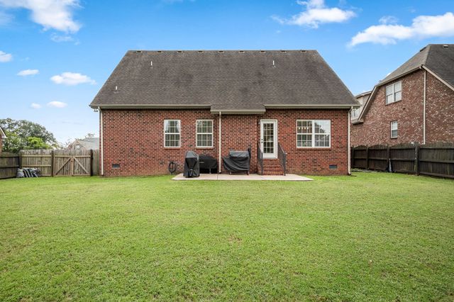 1921 Walking Dr, Murfreesboro, TN 37130
