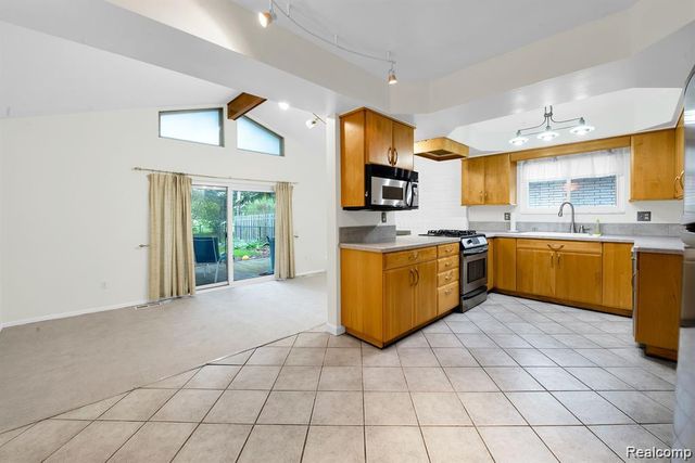 28314 James Drive, Warren, MI 48092