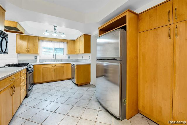 28314 James Drive, Warren, MI 48092