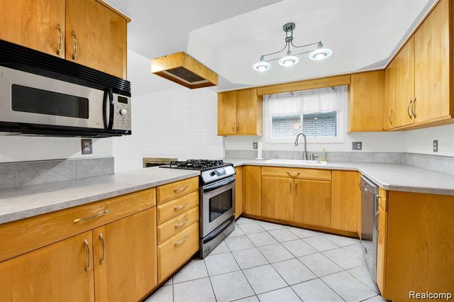 28314 James Drive, Warren, MI 48092