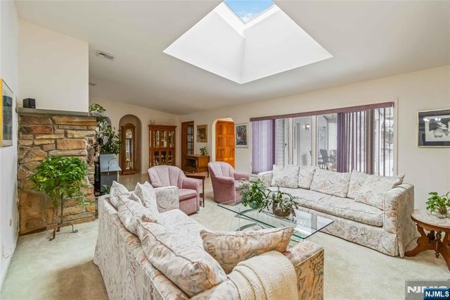 6 Seabert Lane, Kinnelon Borough, NJ 07405