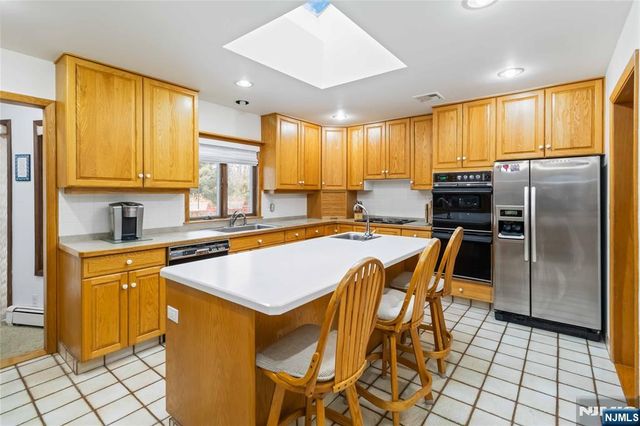 6 Seabert Lane, Kinnelon Borough, NJ 07405