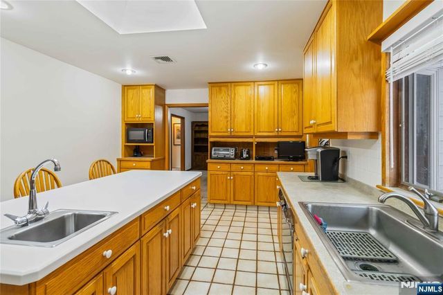 6 Seabert Lane, Kinnelon Borough, NJ 07405