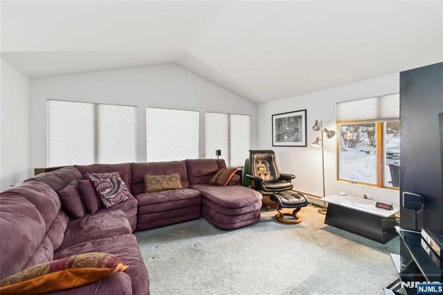 6 Seabert Lane, Kinnelon Borough, NJ 07405