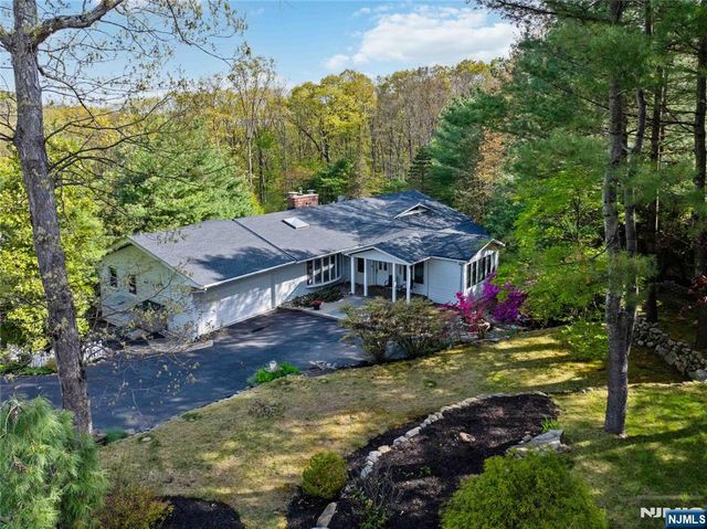 6 Seabert Lane, Kinnelon Borough, NJ 07405