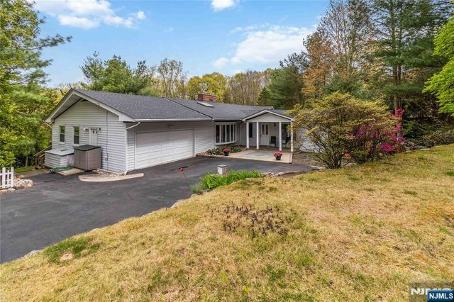 6 Seabert Lane, Kinnelon Borough, NJ 07405