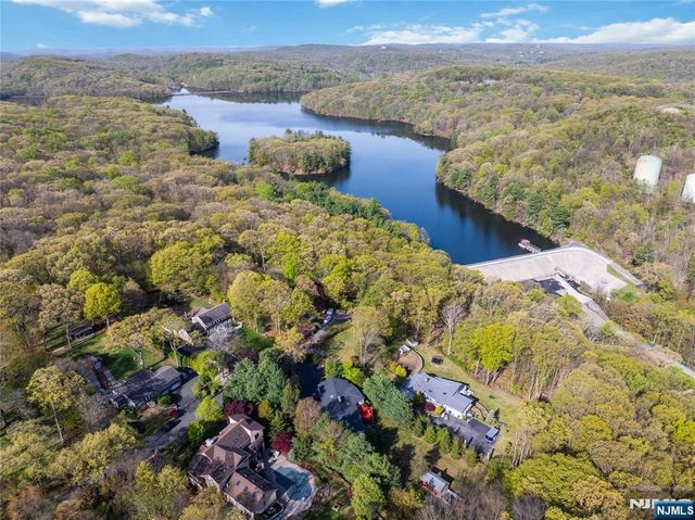 6 Seabert Lane, Kinnelon Borough, NJ 07405