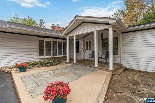 6 Seabert Lane, Kinnelon Borough, NJ 07405