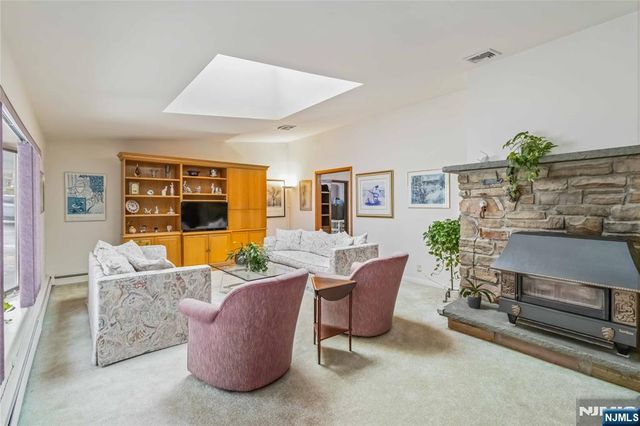 6 Seabert Lane, Kinnelon Borough, NJ 07405