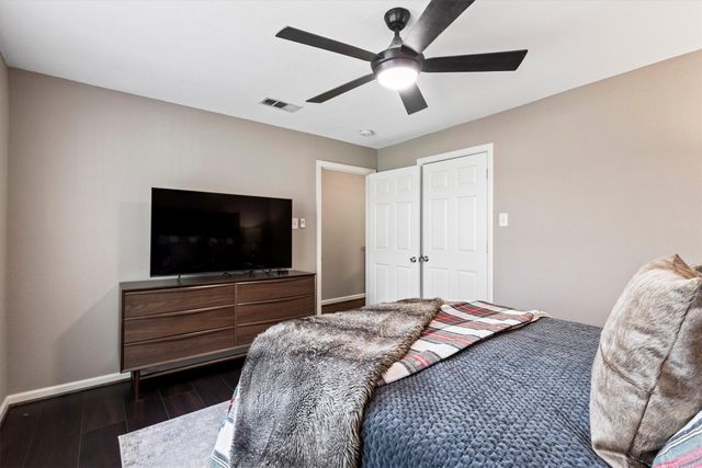 1130 S Montreal Avenue, Dallas, TX 75208