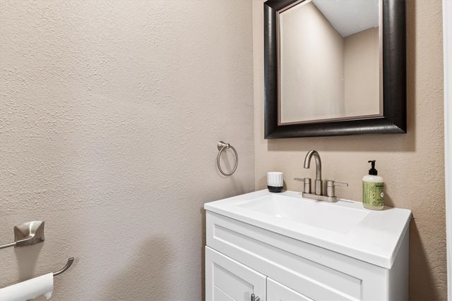 1130 S Montreal Avenue, Dallas, TX 75208