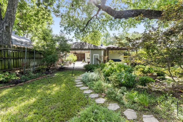 1130 S Montreal Avenue, Dallas, TX 75208