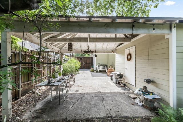 1130 S Montreal Avenue, Dallas, TX 75208