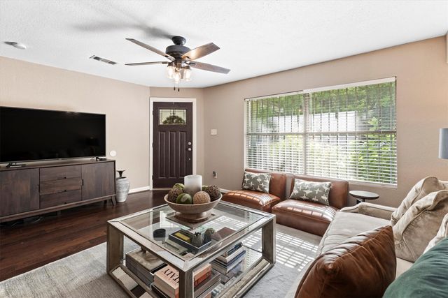 1130 S Montreal Avenue, Dallas, TX 75208