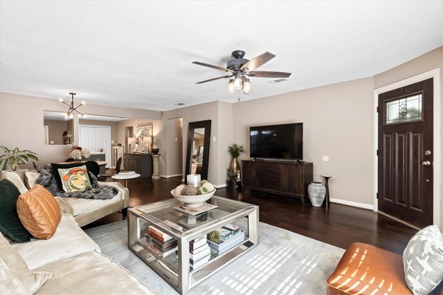 1130 S Montreal Avenue, Dallas, TX 75208