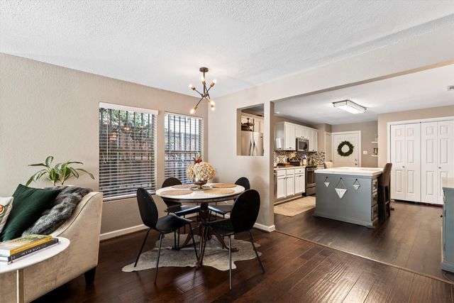 1130 S Montreal Avenue, Dallas, TX 75208
