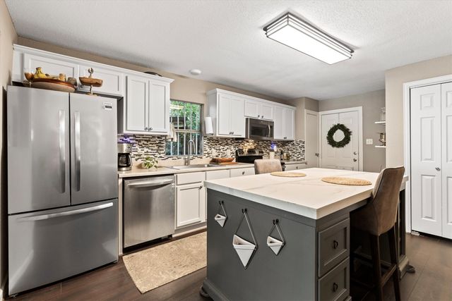 1130 S Montreal Avenue, Dallas, TX 75208