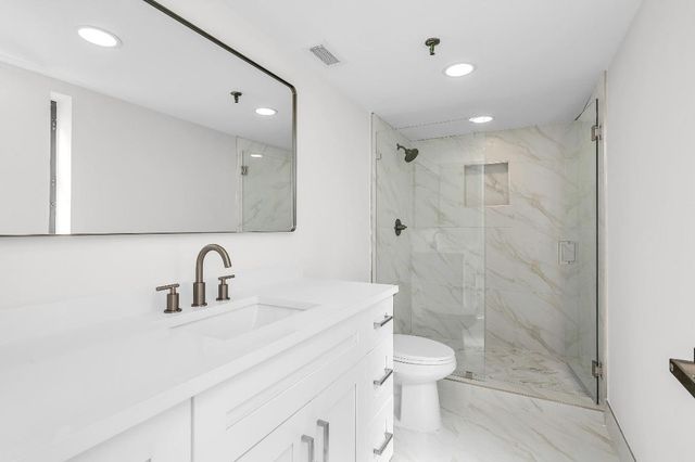 7290 Kinghurst Drive 301, Delray Beach, FL 33446