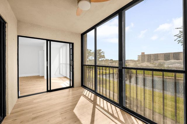 7290 Kinghurst Drive 301, Delray Beach, FL 33446