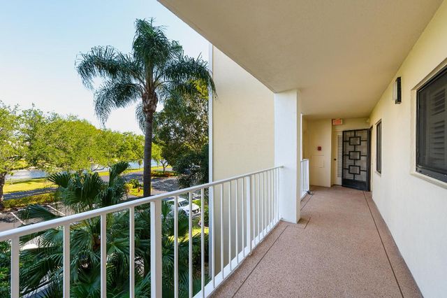 7290 Kinghurst Drive 301, Delray Beach, FL 33446
