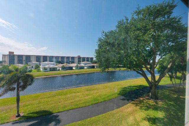 7290 Kinghurst Drive 301, Delray Beach, FL 33446